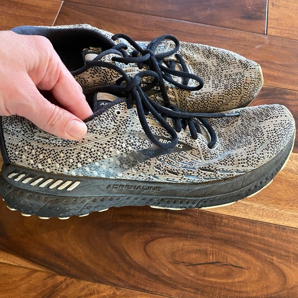 Brooks Adrenaline 21 men’s 8.5 tennis shoes. - Picture 6 of 7